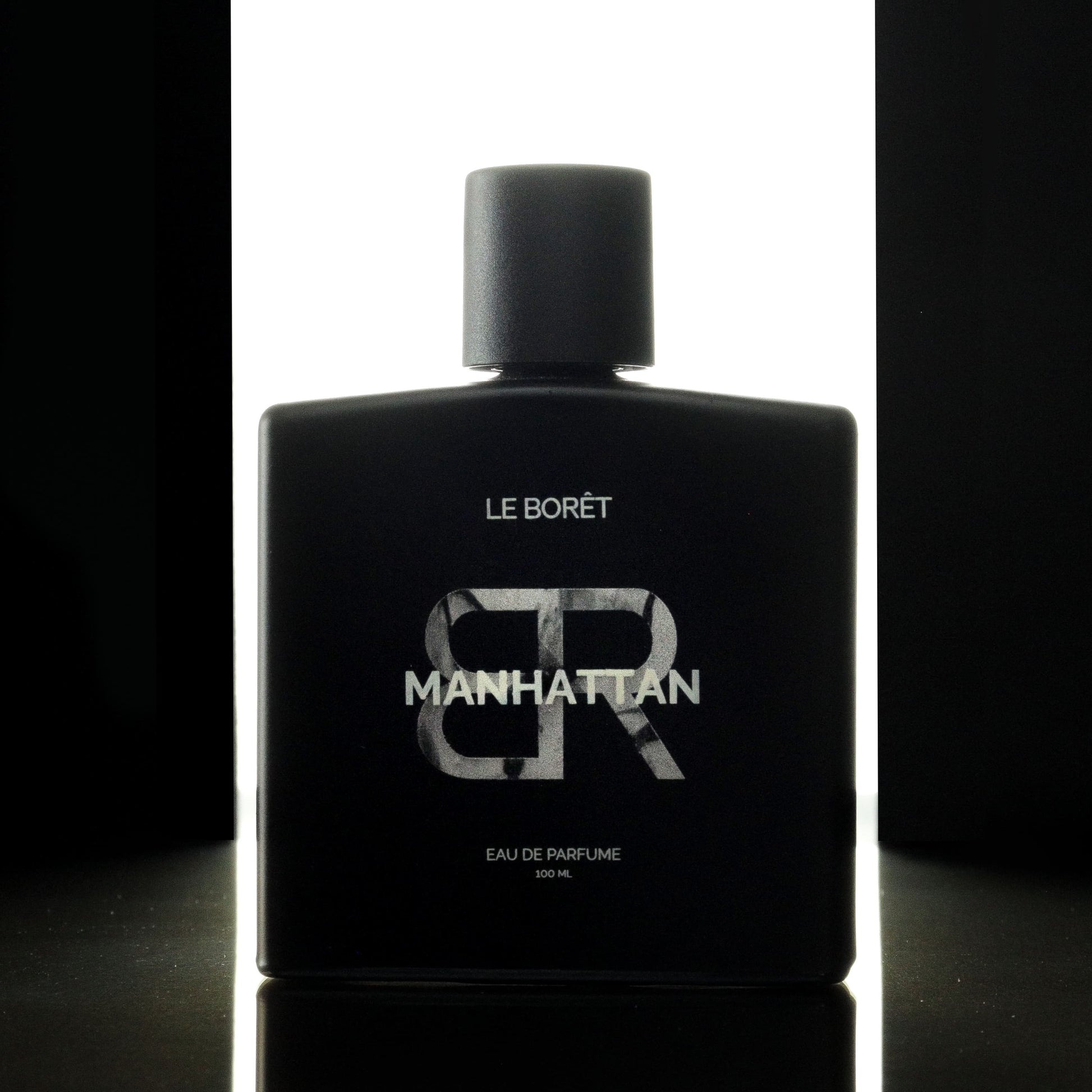 Manhattan by LeBoret LA CIUDAD QUE NUNCA DUERME Inspirada en los rascacielos que se alzan hacia el cielo, esta fragancia refleja la vibrante energía, diversidad y elegancia inigualable de la Gran Manzana.